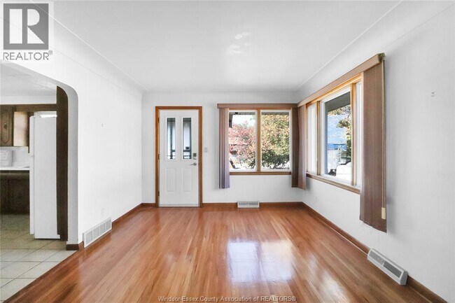 Photo du bâtiment - 615 Giles Blvd W