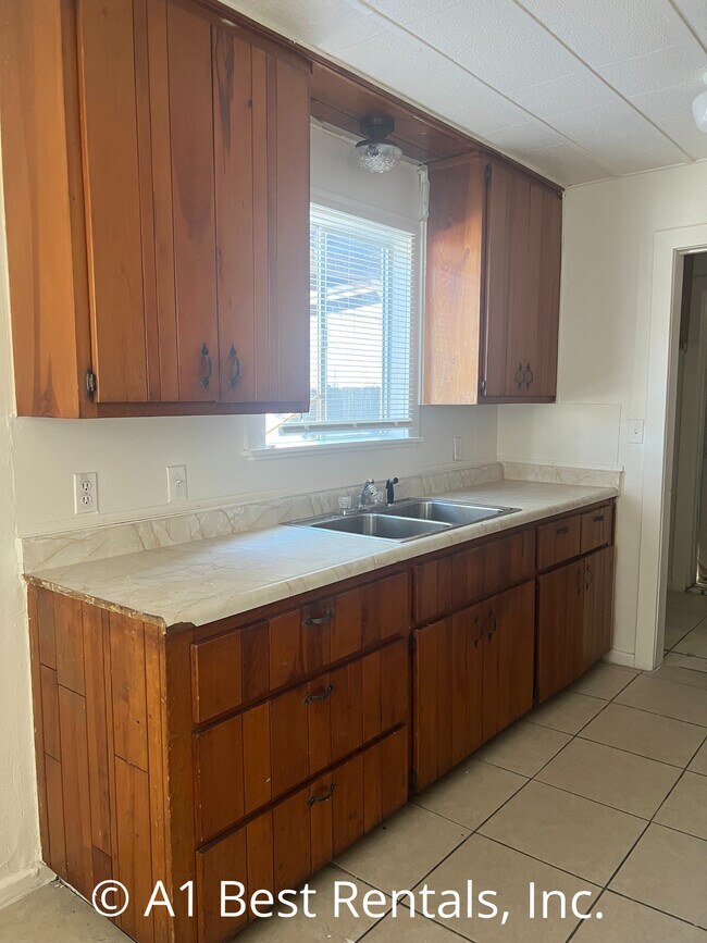 Building Photo - 120 Ellen Ave