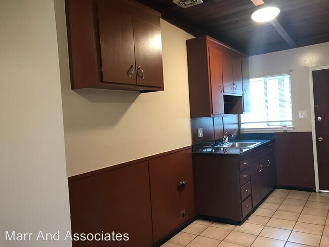 Building Photo - 2 br, 1 bath Apartment - 9300 Bancroft Ave