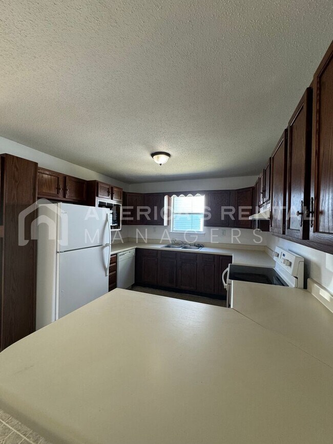 Foto del edificio - DEPOSIT PENDING! Townhome available in Tru...