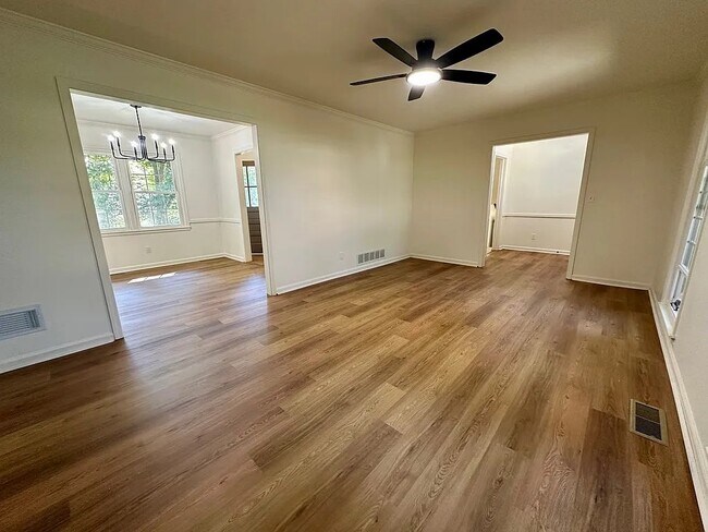 Foto del edificio - 352 Henson Dr
