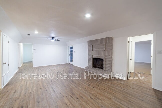 Building Photo - 309 Royal Dr