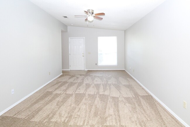 Building Photo - Pet friendly 3 bedroom 2 bathroom patio ho...