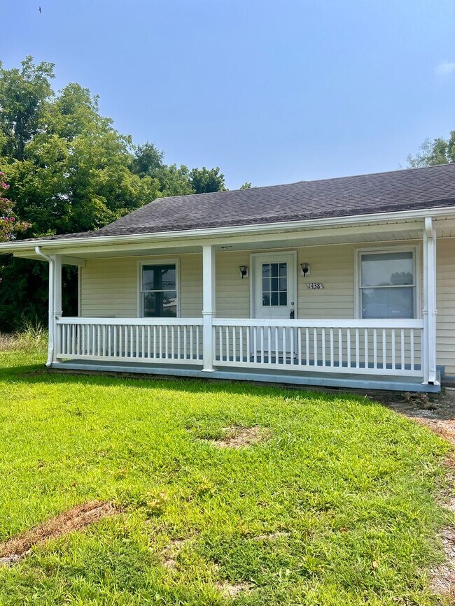 Building Photo - AVAILABLE AUGUST 14! 3 Bedroom Home Near Downtown Clarksville