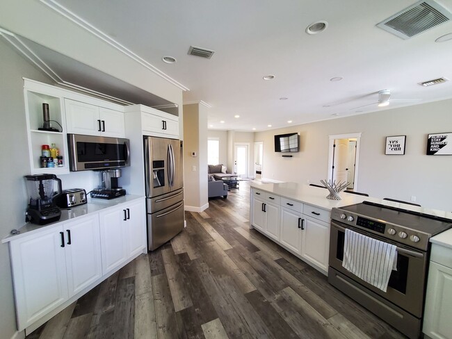 Building Photo - Fully-Furnished, 6-7 Month Lease Option