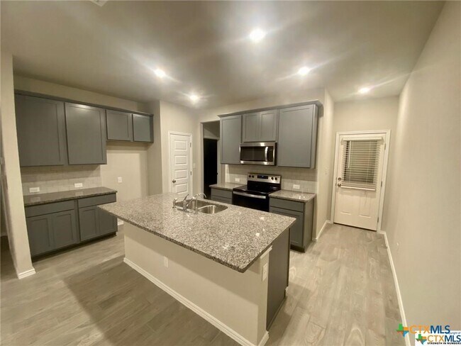 Foto del edificio - 2440 Dielman Dr