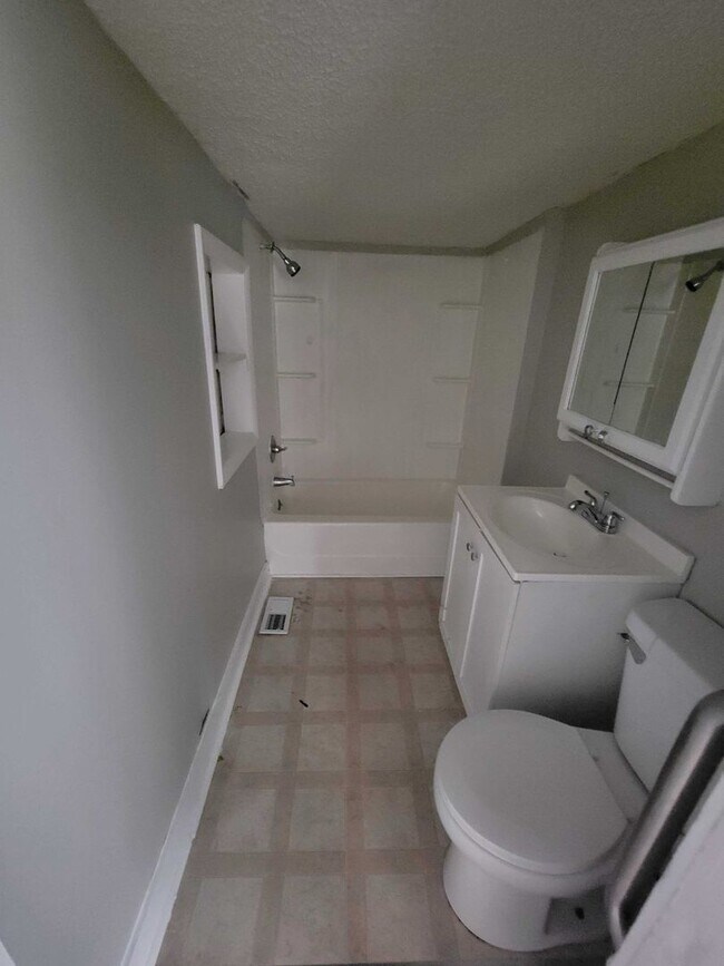 Foto del edificio - Introducing our newly remodeled 2 bed 1 bath house in Connersville, IN.
