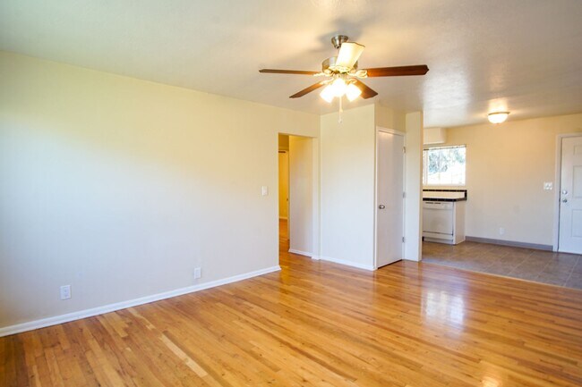 Foto del edificio - John's Landing 2Bdr w/Hardwoods, W&D, DW + Garage Parking!
