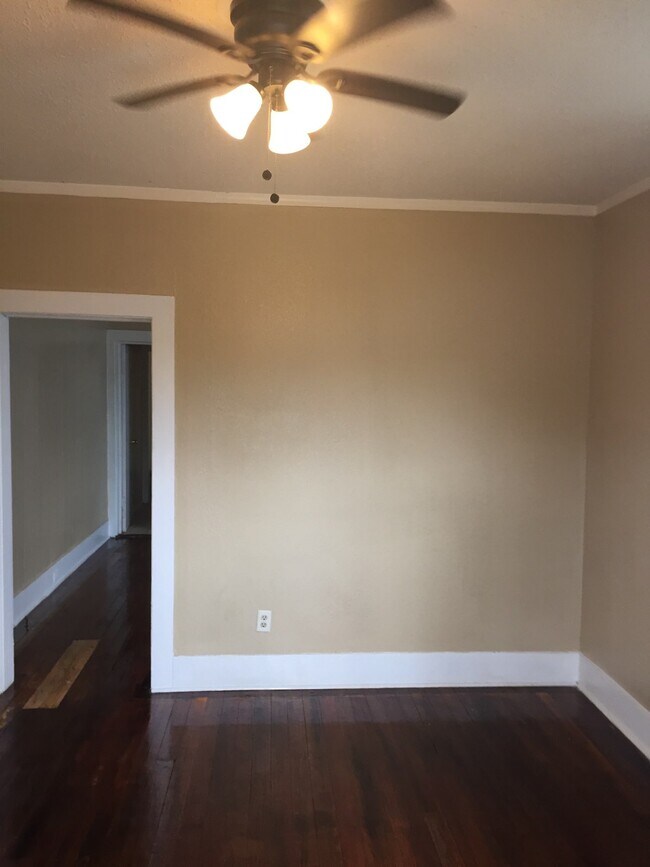 Sala de estar - 1502 Piety St