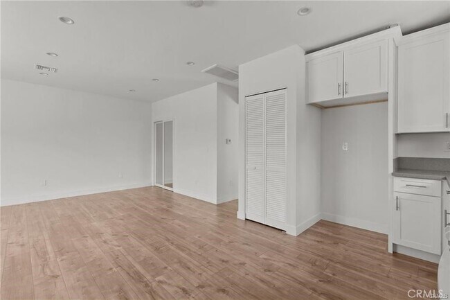 Building Photo - 6502 Matilija Ave