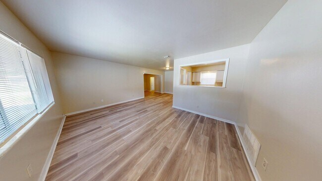 Building Photo - Beautiful 4 bedroom ,2 bathrooms .