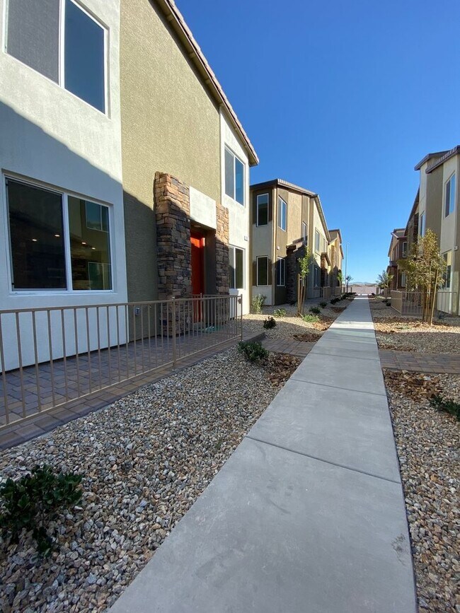Building Photo - Spacious Townhouse with Loft & Rare 3-Car Garage!