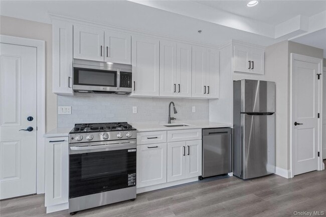 Building Photo - 110 School St