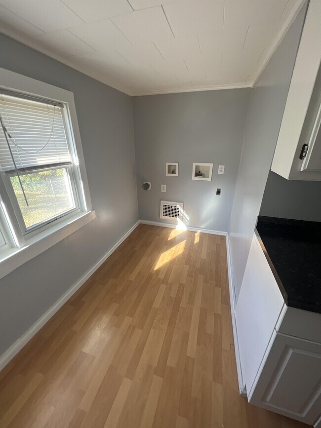 Building Photo - 637 Leray St