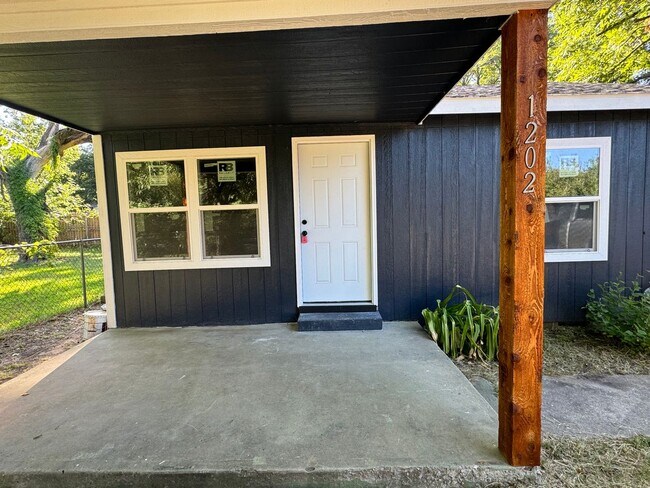 Building Photo - 4 Bedroom 2 Bath With Large Yard