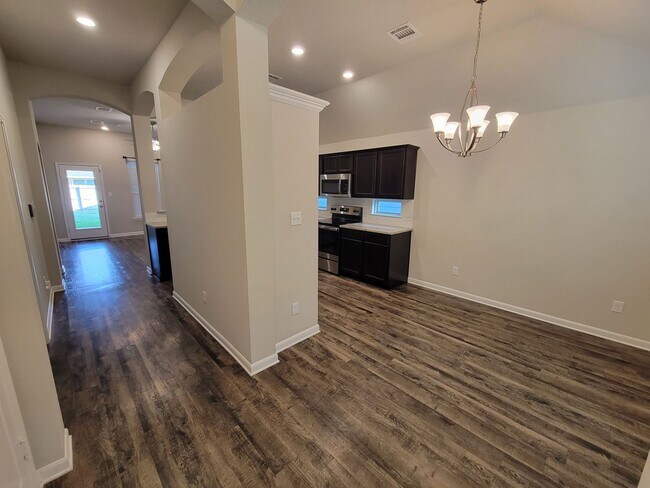 Foto del edificio - Bryan - 3 bedroom / 2 bath / 2 car garage house with fenced in back yard.