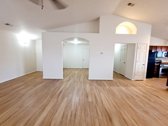 Building Photo - 3 bed 2 bath home in Huning Ranch. Great Y...