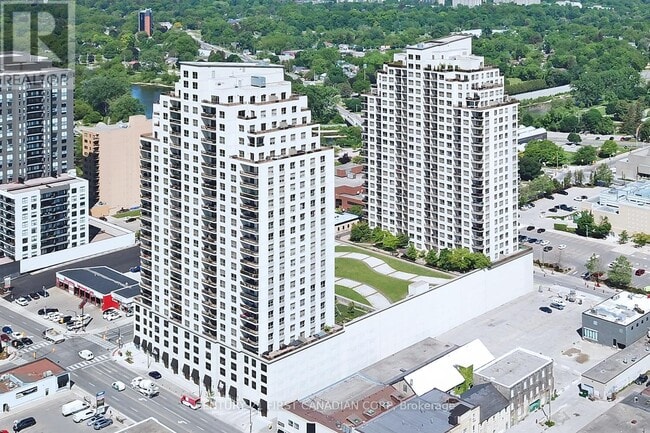 Photo du bâtiment - 330 Ridout St N