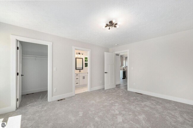 Building Photo - 4 Bedroom Executive Home for Lease