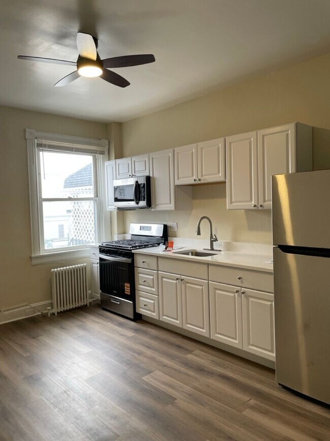 Building Photo - 719 N Milton Ave