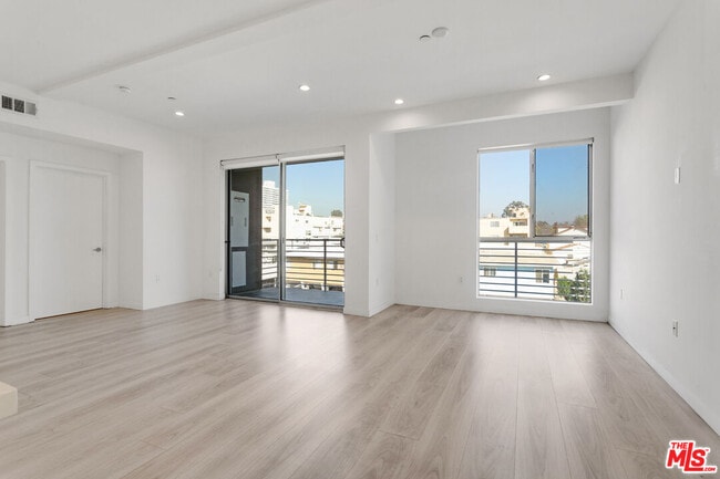 Foto del edificio - 1431 Armacost Ave