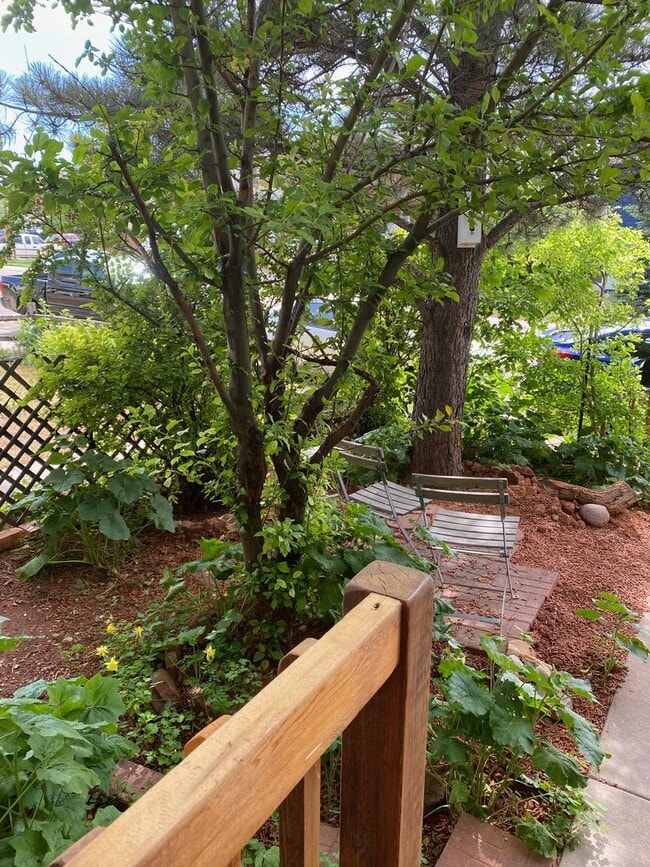 Building Photo - 2 bedroom, 1.5 bath Townhome  $1600/month