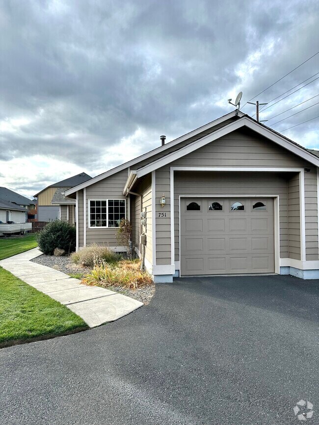 Williamson Park Houses for Rent with a Swimming Pool Bend, OR 3