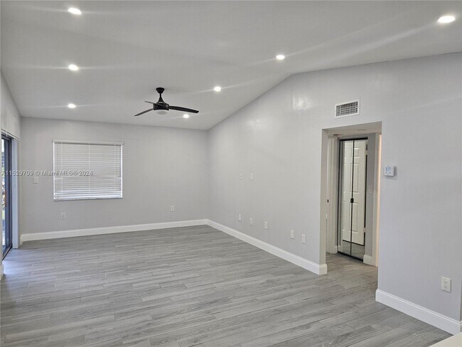 Foto del edificio - 455 NE 210th Cir Terrace