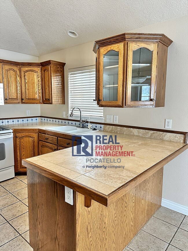 Foto del edificio - Beautiful 4 bedroom 3 bath house - attached garage