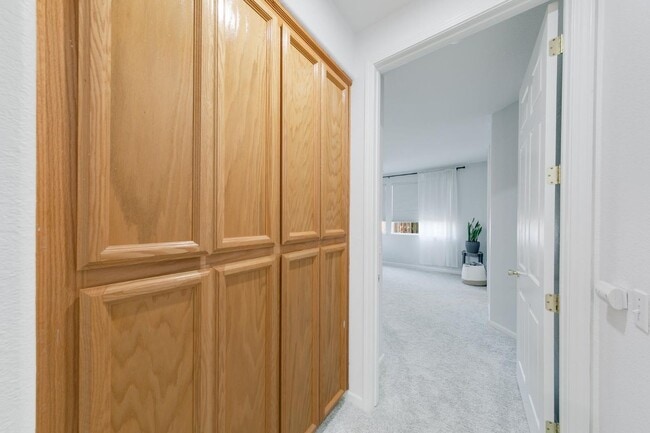 Foto del edificio - NOW AVAILABLE- COZY 3 BED, 2 BATH, 2 CAR GARAGE IN A QUIET NEIGHBORHOOD, NORTH NATOMAS