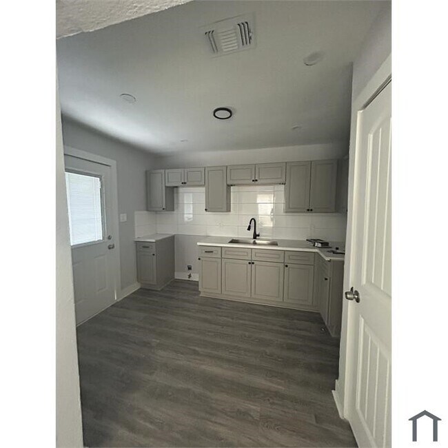 Foto del edificio - 3431 Rosedale St