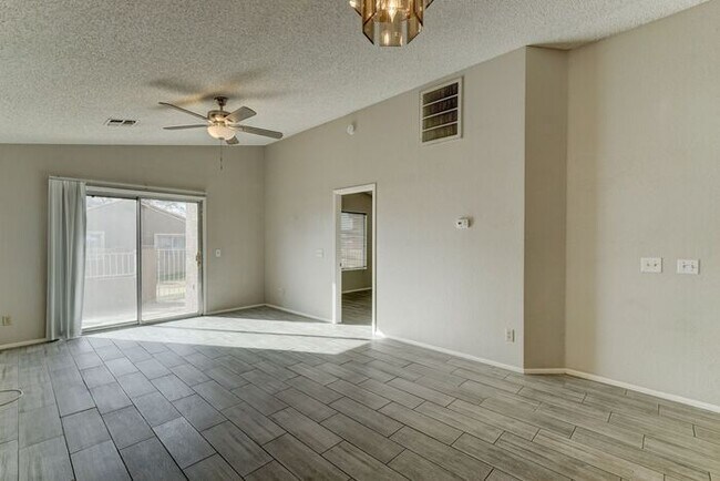 Foto del edificio - COMING SOON! Recently Renovated 2bed/2bath Townhouse in Peoria!