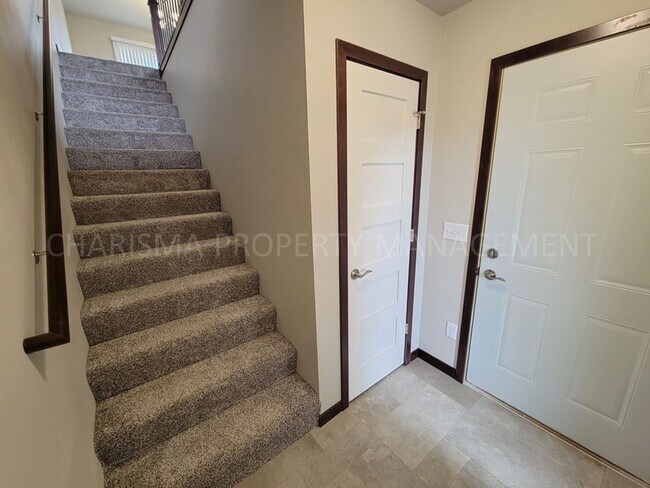 Foto del edificio - 2 BEDROOM TOWNHOME; PET FRIENDLY! INDIVIDUAL ENTRANCE; PRIVATE DECK