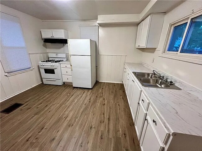Foto del edificio - Move in Ready 4 Bedroom 1 1/2 bath house A...