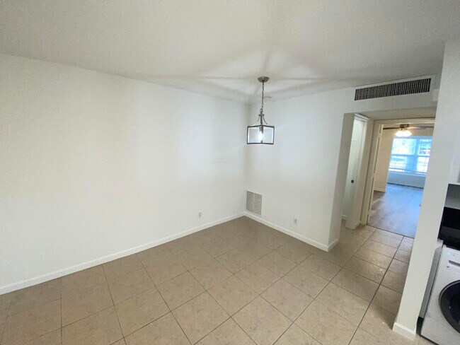 Foto del edificio - 102 N Lakeside Dr