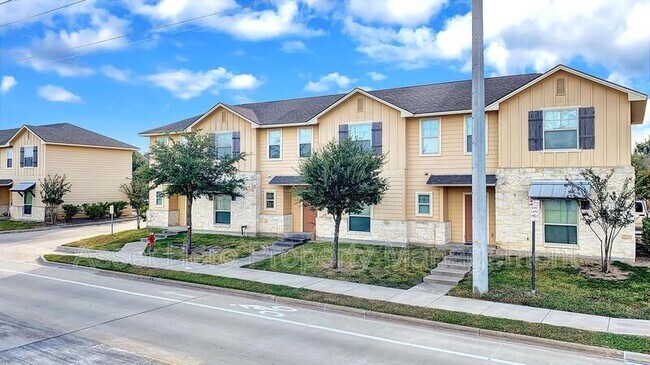 Building Photo - 709 Luther St W