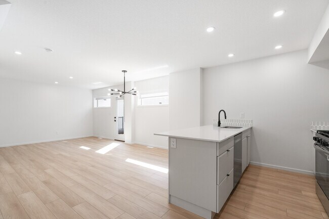 Building Photo - 12327-12107 107 St NW