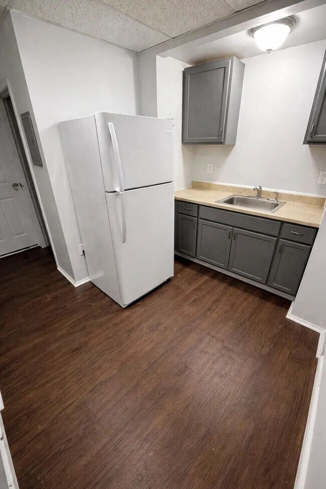 Building Photo - Renovated 1-Bedroom Apartment | Available Now | Housing Vouchers Accepted