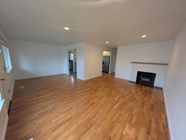 Foto del edificio - Refreshed 3 Bedroom in Tacoma - HUGE Fenced Yard & Outdoor Space. Available Now!
