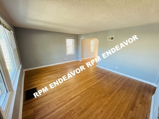 Building Photo - Spacious 4BD/2BA Home with Modern Updates ...