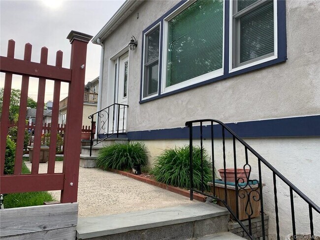 Building Photo - 186 Dobbs Ferry Rd