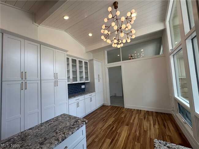 Foto del edificio - 24500 Albert Ln
