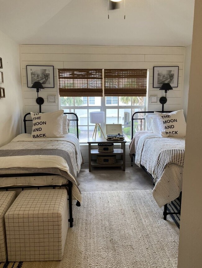 Building Photo - ** 3/2.5 TOWNHOUSE AVAILABLE FOR SEASON **...