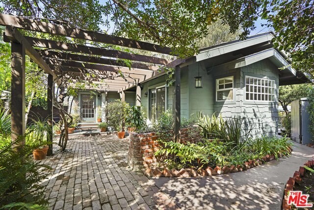 Primary Photo - 2098 Mound St