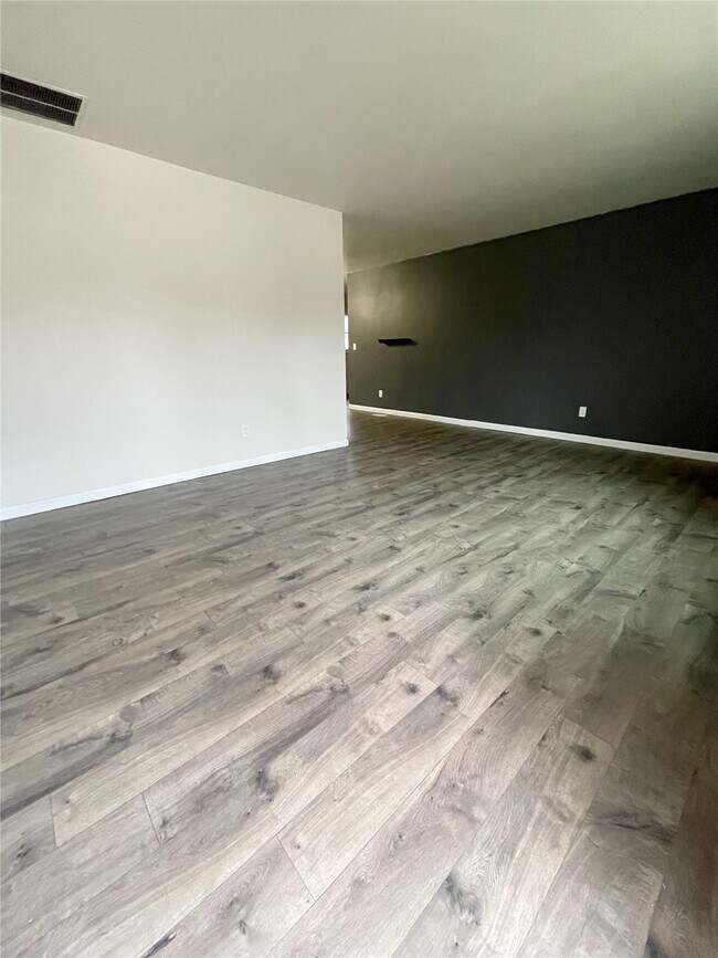 Foto del edificio - 712 Juniper Dr