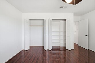Building Photo - 2810 Lakeview Dr