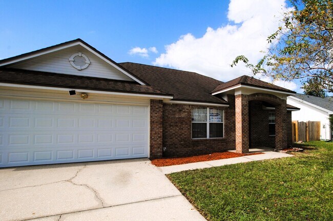 Building Photo - "Charming 3-Bedroom Home with Spacious Liv...