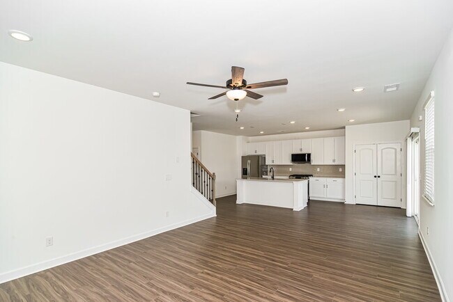 Building Photo - 193 E Millbrook Dr