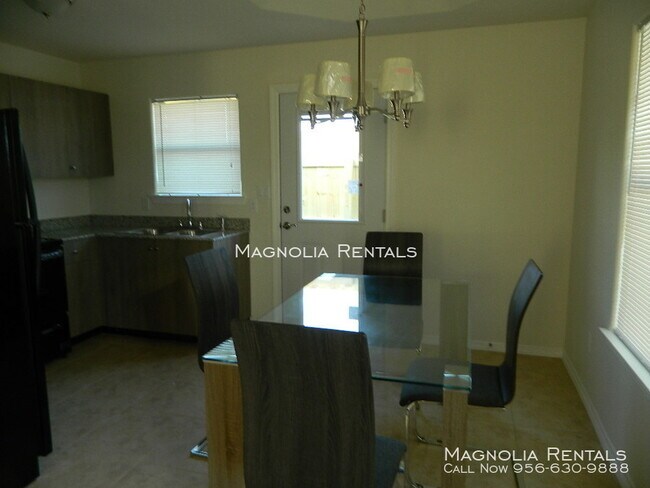 Building Photo - Tulipan Villas Apartments