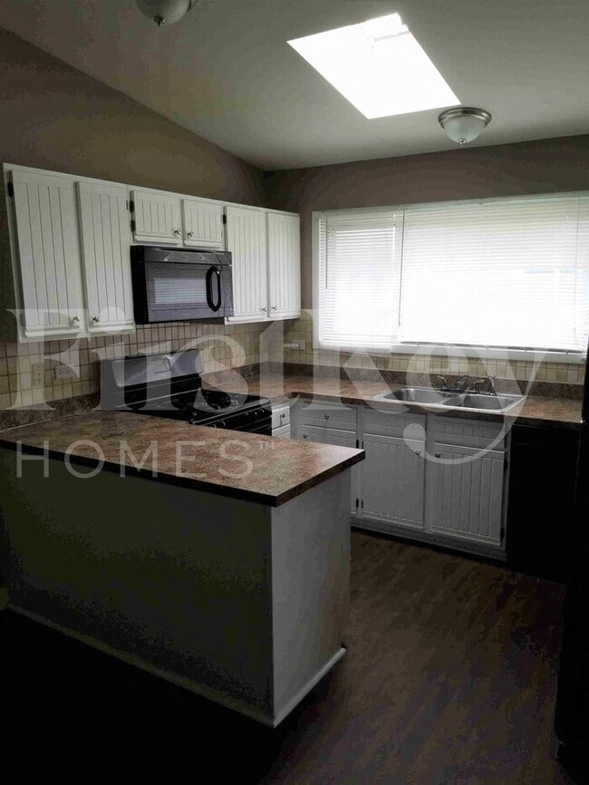 Building Photo - 185 Paramount Dr